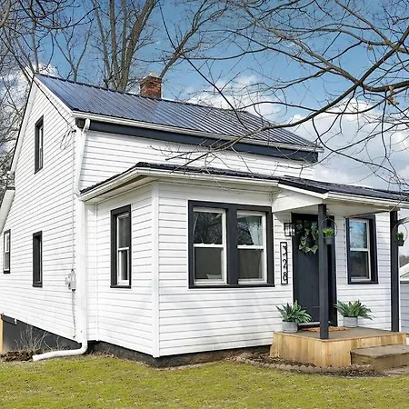 The Towpath Retreat-A Cozy Farmhouse Stay